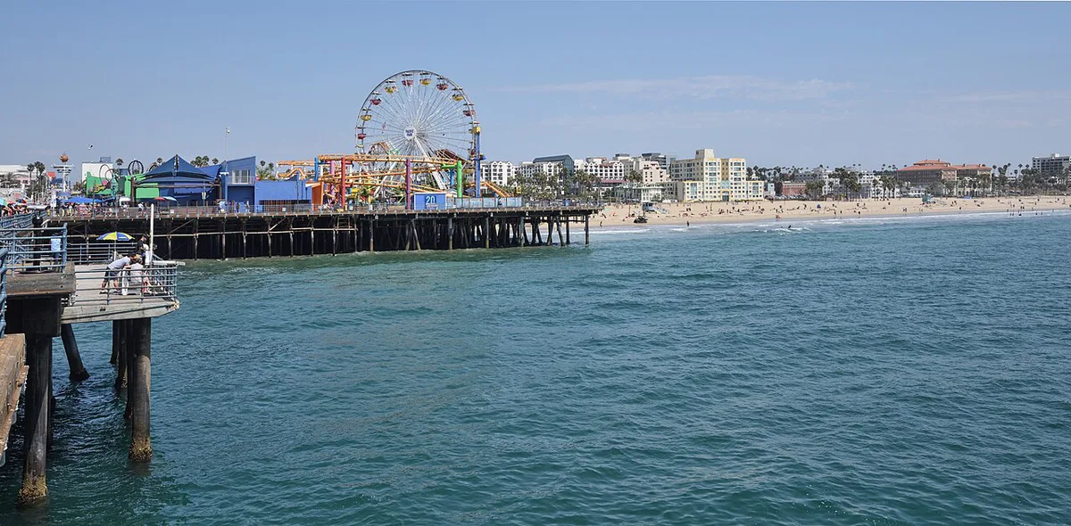 Pacific Park Ferris wheel and rides on Santa Monica Pier at dusk — 1
