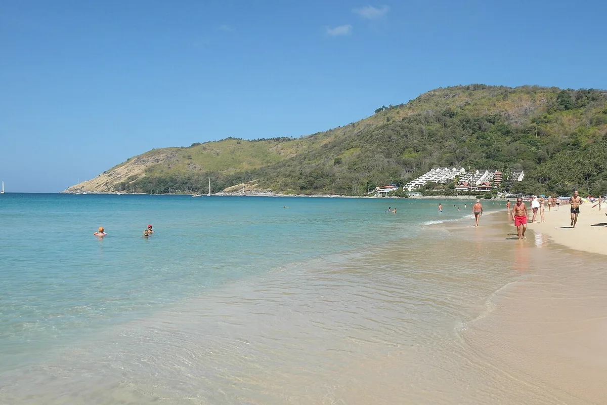 Calm bay and longtail boats at Nai Harn beach, Phuket — 1