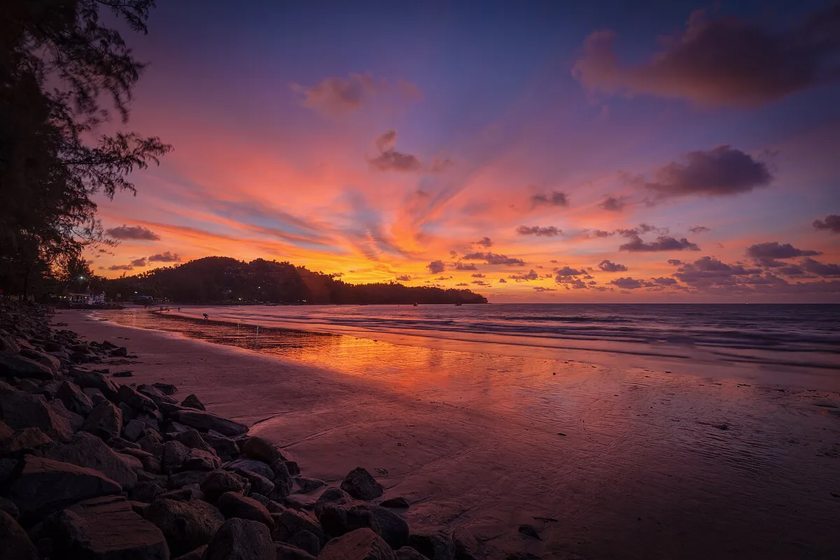 Calm bay and longtail boats at Nai Harn beach, Phuket — 2