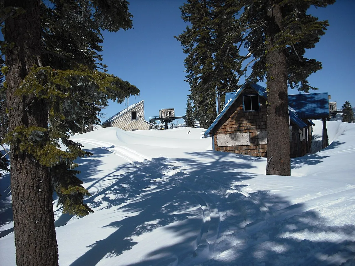 Iron Mtn resort Village closed down ski resort now sno-park - panoramio — 2